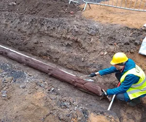 Nietypowe odkrycie w Bytomiu. Znaleziono drewniany wodociąg