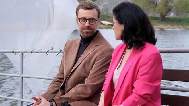 M jak miłość odc. 1872 po wakacjach. Kinga (Katarzyna Cichopek), Dariusz Hoffman (Mateusz Rusin)