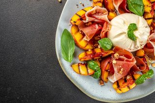 To moja ulubiona przekąska z grilla. Grillowane brzoskwinie z burratą smakują wyśmienicie