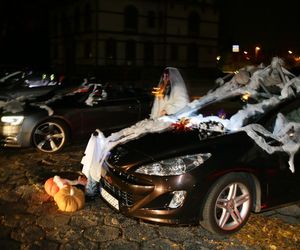 Halloweenowy Zlot Bezdaszników, czyli straszne kabriolety w Tychach. To dopiero wyższy poziom przebierania GALERIA