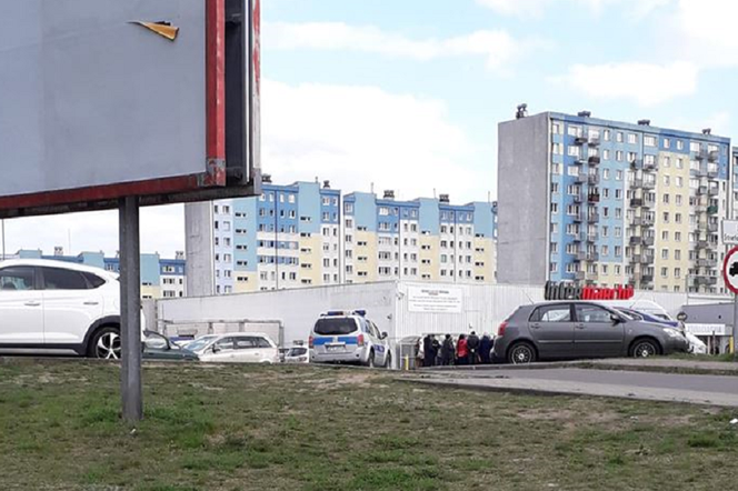 Mieszkańcy protestują przeciwko budowie stacji przy markecie.