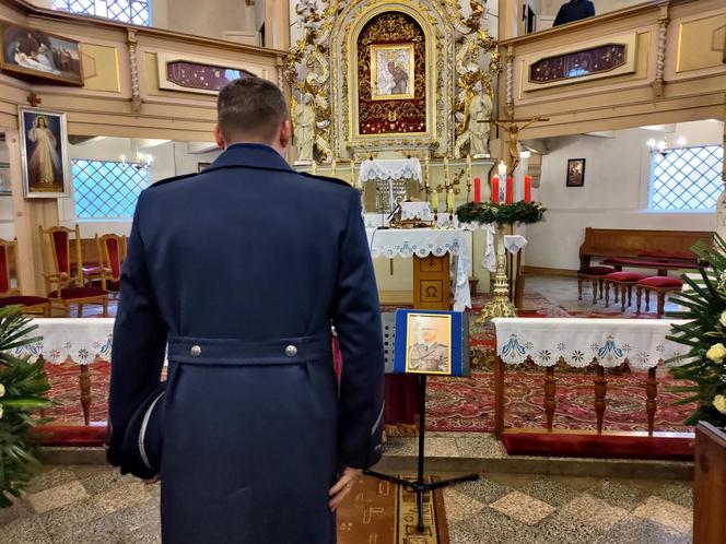 Pogrzeb w Łozinie. Zamordowany policjant Daniel Łuczyński spoczął z honorami 