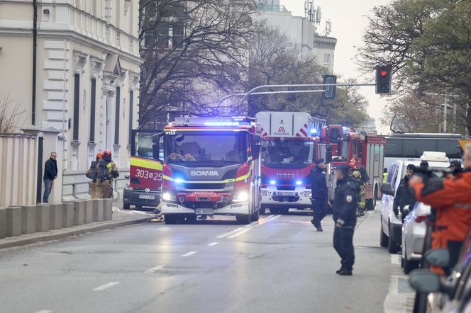 Zamknięta ulica w centrum Warszawy. Tajemnicze ćwiczenia, chodzi o ambasadę.