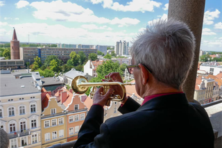 Opole: Hejnał gra CODZIENNIE od 30 lat! W Dzień Dziecka przypadła rocznica. Dostał WYJĄTKOWY prezent [ZDJĘCIA]