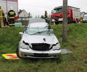 Golanka. Mercedes wypadł z drogi i uderzył w słup energetyczny