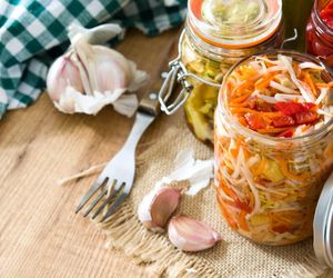 Chrupiąca surówka do słoików – biała kapusta w słodko-kwaśnej zalewie jak u babci