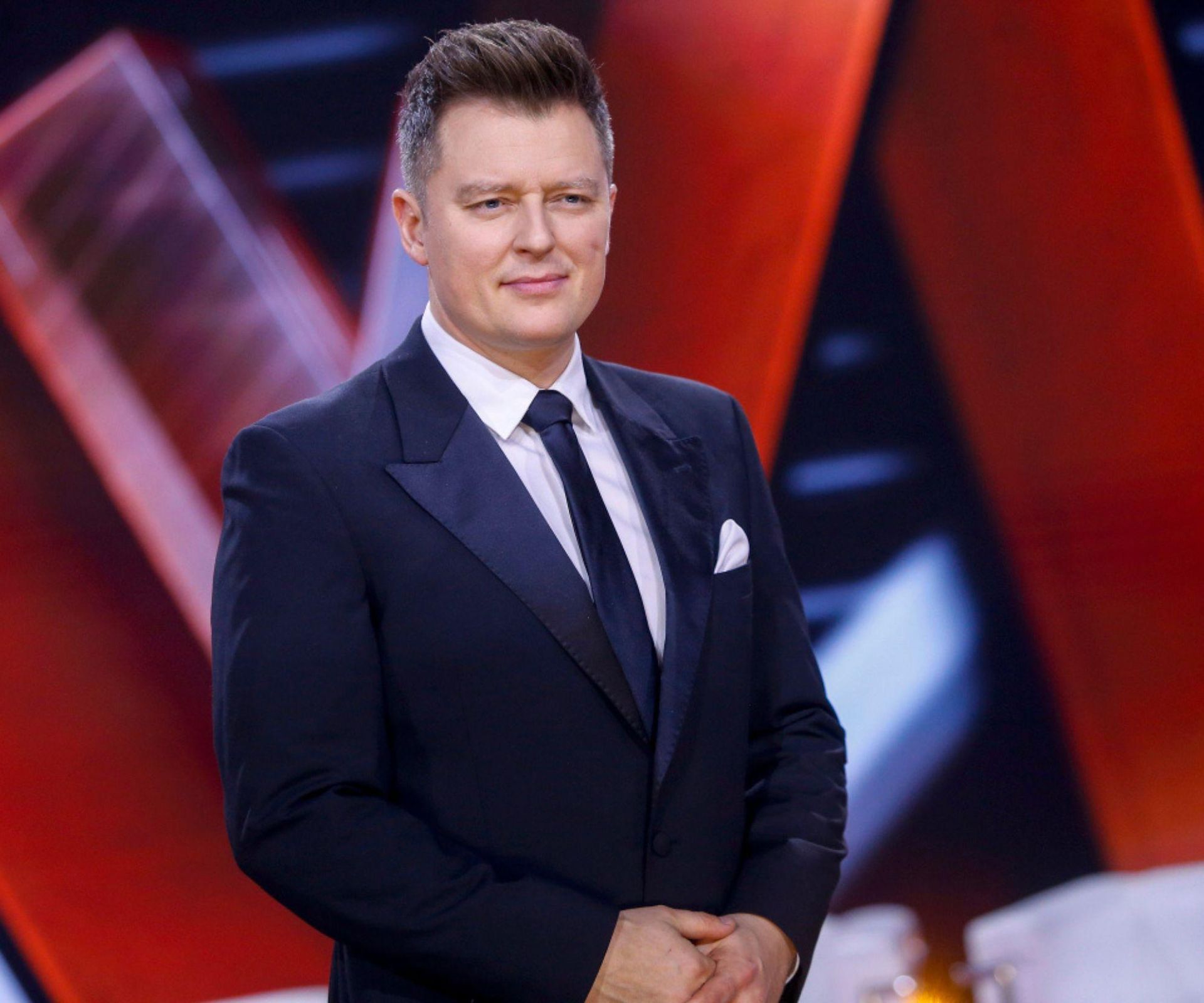 Rafał Brzozowski wylatuje z TVP. Prezenter zostanie z niczym? - ESKA.pl