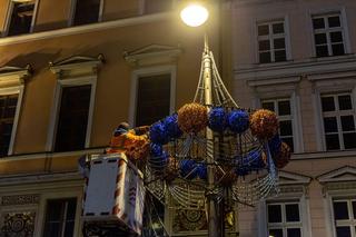 Idą święta! We Wrocławiu montują iluminacje. Na ulicach gwiazdy, śnieżynki i pająki 