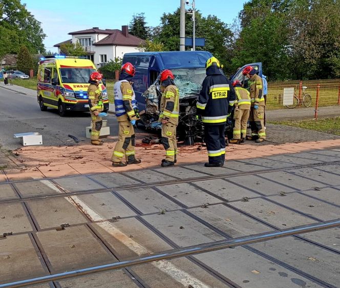 Zderzenie lokomotywy z busem pod Brzezinami. Fatalny wypadek na przejeździe kolejowym
