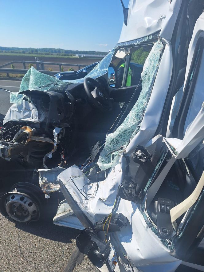 Wypadek na S5 koło Leszna. Zderzyły się bus i samochód ciężarowy