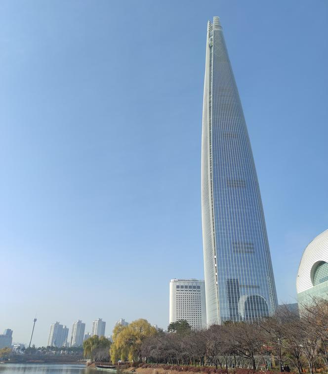 Szósty najwyższy wieżowiec na świecie znajduje się w Seulu. Lotte World Tower ma 555 m