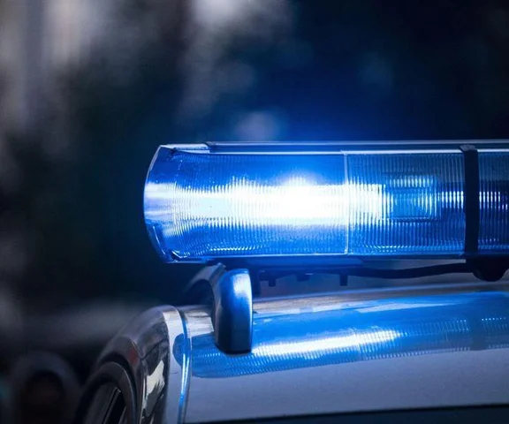 Wypadek radiowozu z nastolatkami. Chciały się przejechać