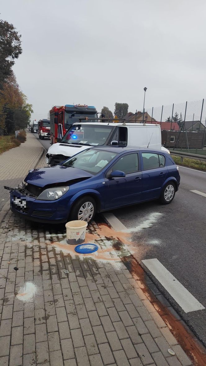 Staruszek w busie doprowadził do wypadku w Lasocicach koło Leszna