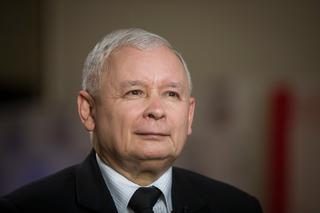 Jarosław Kaczyński na Wawelu. Mróz nie przeszkodził jego zwolennikom i przeciwnikom