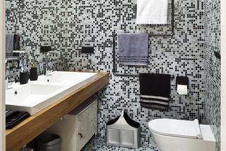 Czarno - biała mozaika w łazience