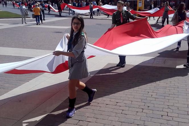 120-metrowa flaga Polski atrakcją Dnia Flagi w Łodzi. ZOBACZCIE WIDEO, na którym niosną ją harcerze!