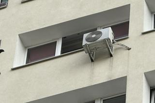 Otworzył okno, spojrzał w dół. Chwilę później runął z 9 piętra. Tragedia na Mokotowie