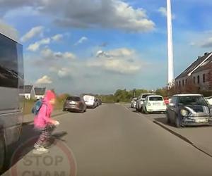  Dziewczynka wbiegła pod samochód. Pokazali szokujące nagranie z Wrocławia 