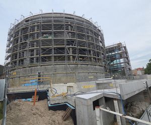 Szklana fasada Opery Nova nabiera kształtów. Rozbudowa wkracza w decydującą fazę!