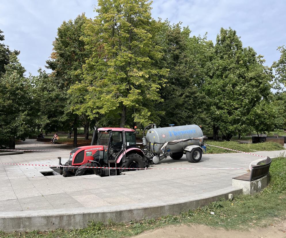 Traktor z beczkowozem uszkodził fontannę w parku Szymańskiego 