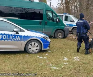 Martwy mężczyzna znaleziony przy drodze w Tuszynie. 53-latek usłyszał zarzut zabójstwa