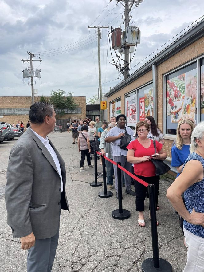 Robili zakupy na koszt milionera z Chicago