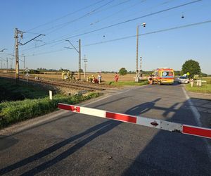 Tragedia na przejeździe kolejowym pod Gnieznem. Nie żyje kierowca osobówki!