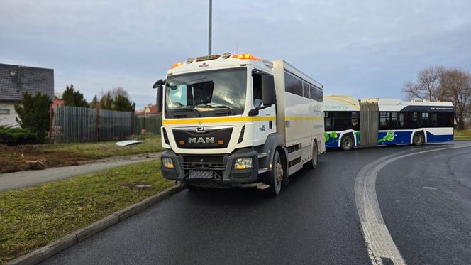 Groźny wypadek autobusu w Krakowie. Pojazd staranował ogrodzenie