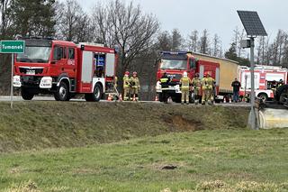 Cysterna roztrzaskała się pod Wyszkowem! Samochód na dachu, pilna akcja służb