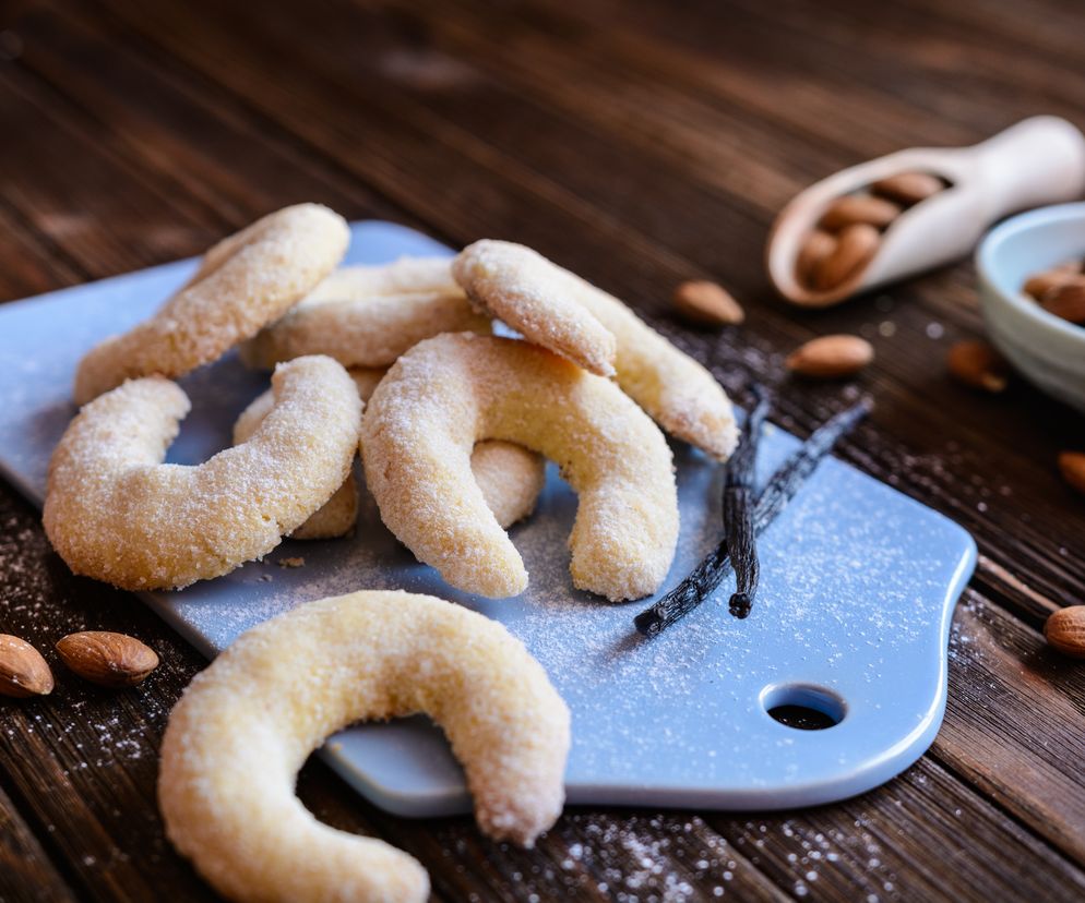 Kruche rogaliki migdałowe – klasyczne rogaliki wiedeńskie, które rozpływają się w ustach