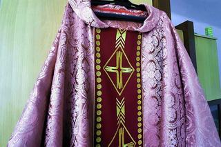  Niedziela „Gaudete” – księża zakładają różowy ornat