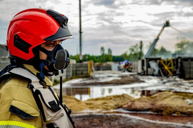 Rzeka Brynica zanieczyszczona chemikaliami z pożaru w Siemianowicach. Mieszkańcy skarżą się na odór