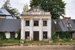 Niezwykła wieś w Łódzkiem. W tym dworku mieszkał Chełmoński