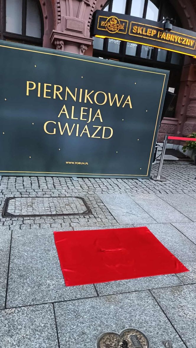 Mirosław Ziętarski z Katarzynką w Piernikowej Alei Gwiazd