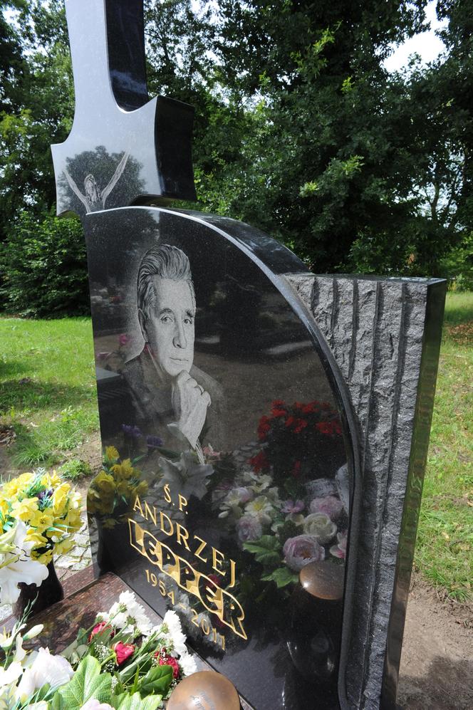 Rocznica tragicznej śmierci Andrzeja Leppera. Oto, jak wygląda jego grób 12 lat od śmierci