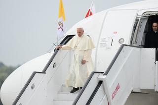 ŚDM: Franciszek w oknie papieskim udziela rad młodym małżeństwom [ZDJĘCIA] RELACJA NA ŻYWO 