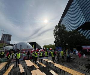 Rolnicy wjechali z gnojem na Europejski Kongres Gospodarczy w Katowicach. Protest przeciwko Zielonemu Ładowi