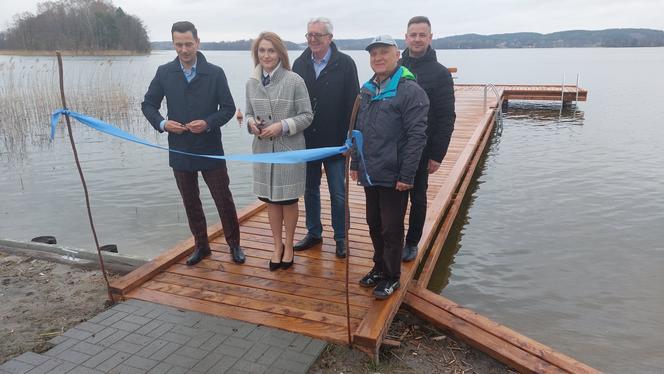 Tomaszkowo. Nowy pomost nad jeziorem Wulpińskim już gotowy! [ZDJĘCIA]