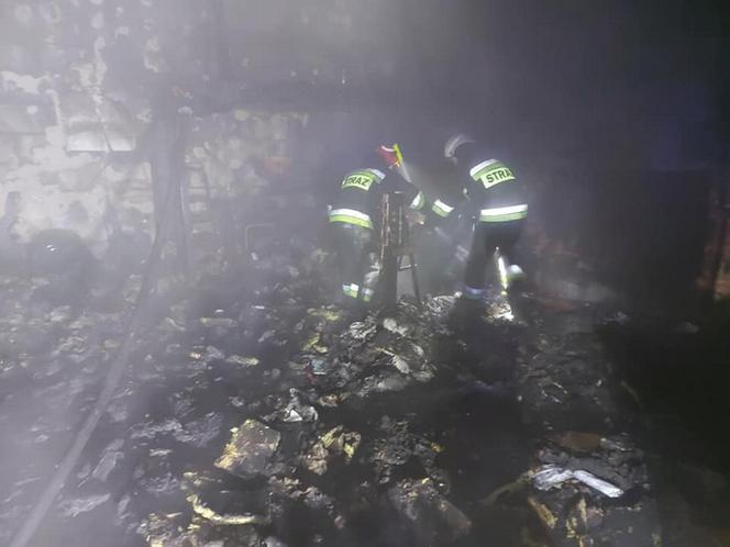 Ogień trawił dom pod warszawą przez całą noc