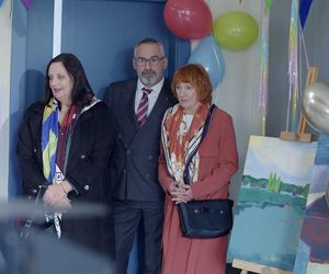 M jak miłość, po wakacjach. Adam Werner (Jacek Kopczyński), Krysia (Hanna Mikuć), pani Ola (Ewa Kolasińska)