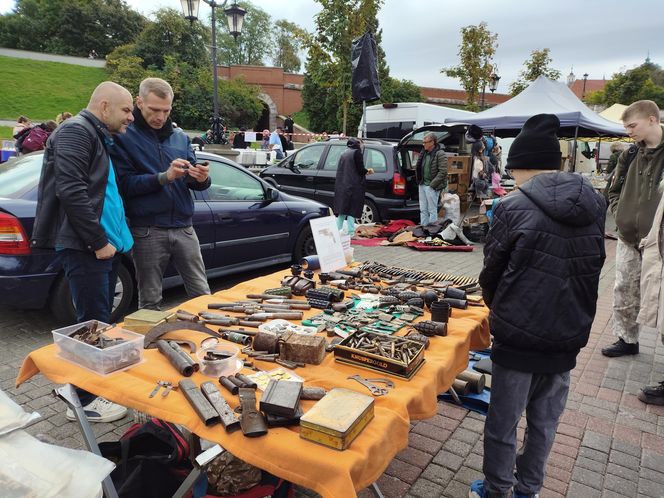 Wyjątkowe antyki ponownie zagościły na Placu Zamkowym w Lublinie. Tak wygląda wrześniowa Lubelska  Giełda Staroci [GALERIA]