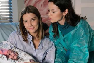 M jak miłość odc. 1808. Justyna (Magdalena Wieczorek), jej córka Krysia, Kasia (Paulina Lasota)