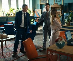 Barwy szczęścia odc. 3126. Justin (Jasper Sołtysiewicz), Oliwka (Wiktoria Gąsiewska), Henryk Kępski (Zbigniew Suszyński)