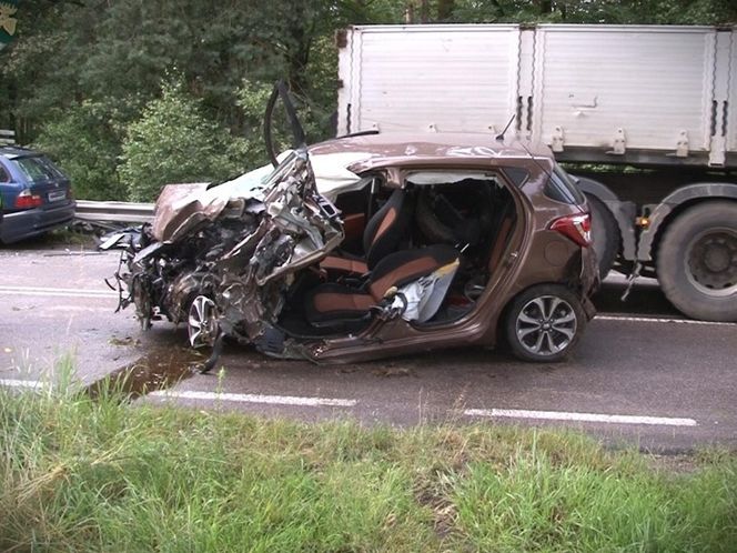 Ciężarówka staranowała dwa samochody. 60-latka nie miała szans