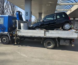 Załadował samochód na pakę i „zabezpieczył” go… butlami z gazem. Policjanci oniemieli