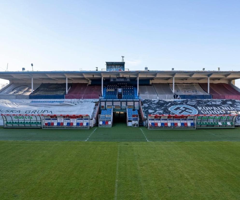 Arena Zabrze sprzedaje krzesełka ze starej trybuny stadionu. Jak je kupić?