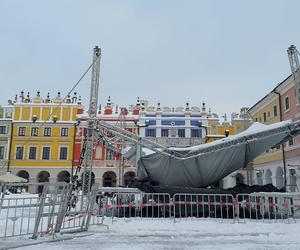 Zawaliła się plenerowa scena na Rynku Wielkim w Zamościu. Nie wytrzymała naporu śniegu