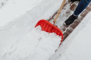 Łopata do śniegu w dłoń! Oto co grozi za nieodśnieżony chodnik przed posesją