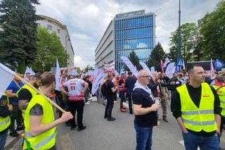 Protest hutników w Warszawie. Idą od Sejmu do Kancelarii Premiera