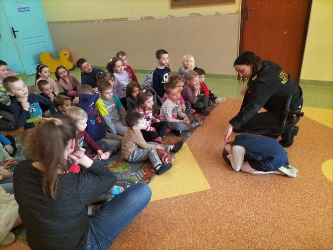 Strażnicy miejscy z Grudziądza rozpoczęli akcję rozdawania torebek na psie odchody
